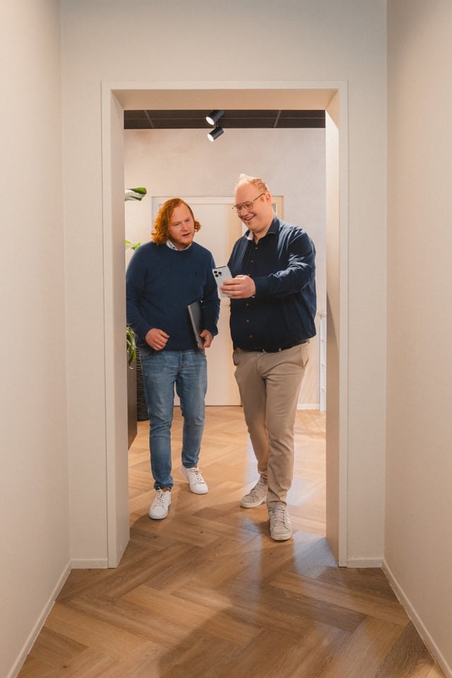 Collega’s onderweg naar overleg